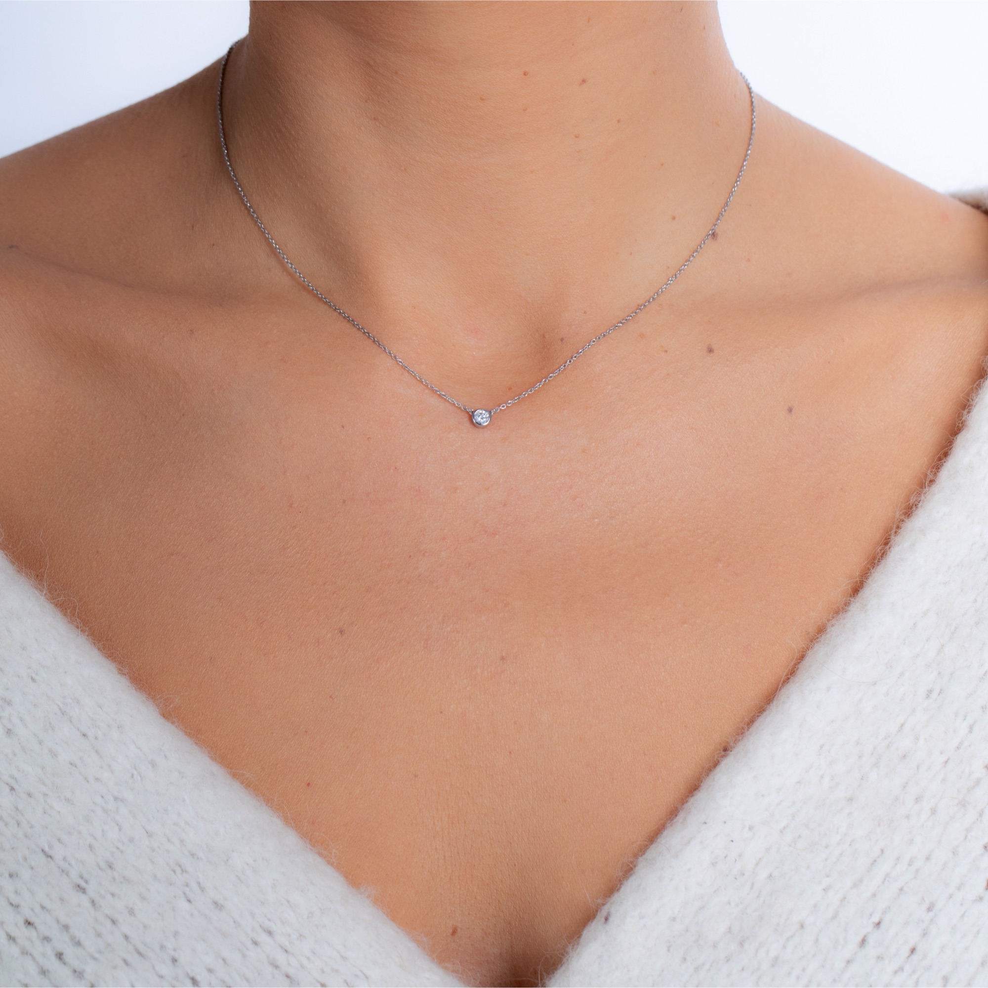 Necklace in white, yellow or pink gold and round