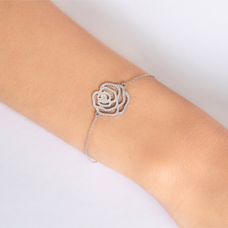 Bracelet d'exception fleur la rose en or blanc et diamants pour femme. Fabriqué en France, ce bijou élégant et raffiné de joaillerie fine est très prisé des célébrités et est un cadeau de Noël, d'anniversaire ou de naissance idéal.