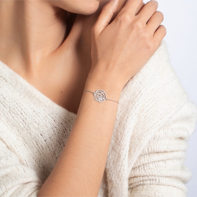 bracelet d'exception fleur la rose en or blanc et diamants pour femme. Fabriqué en France, ce bijou élégant et raffiné de joaillerie fine est très prisé des célébrités et est un cadeau de Noël, d'anniversaire ou de naissance idéal.