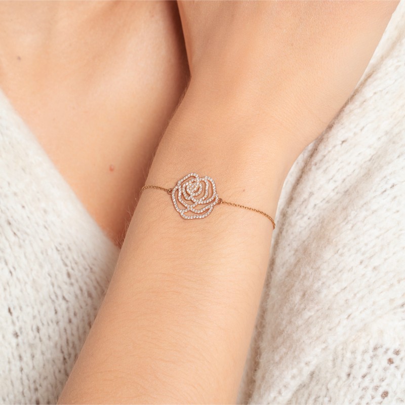 Bracelet d'exception fleur la rose en or rose et diamants pour femme. Fabriqué en France, ce bijou élégant et raffiné de joaillerie fine est très prisé des célébrités et est un cadeau de Noël, d'anniversaire ou de naissance idéal.