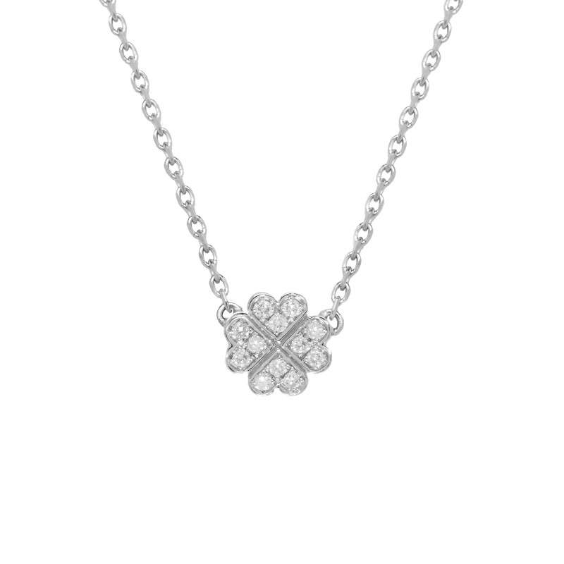 Collier trèfle porte bonheur en or blanc et en diamants, à superposer ou à accumuler est prisé par les stars et célébrités. Ce bijou de joaillerie fine fabriqué en France est un cadeau idéal pour l'anniversaire d'une femme.