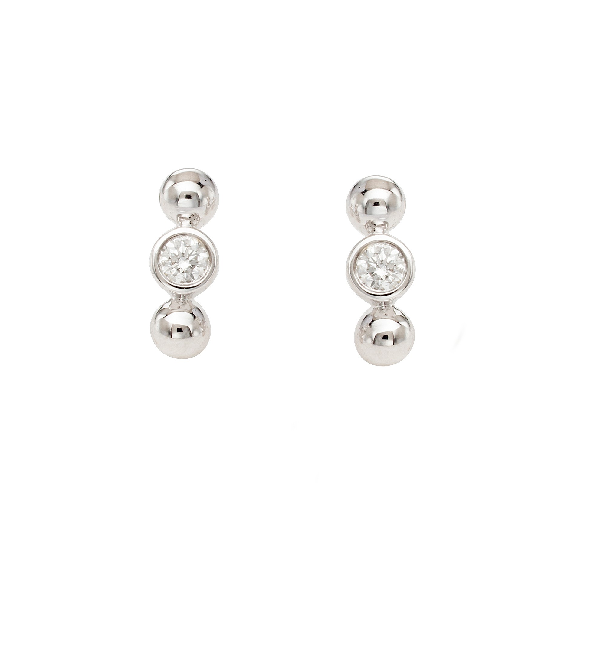 Boucles d'oreilles en or blanc et diamants pour femmes. Ce bijou de joaillerie fine fabriqué en France est prisé par les stars et célébrités et est idéal en cadeau de Noël, d'anniversaire, d'amitié ou d'amour.