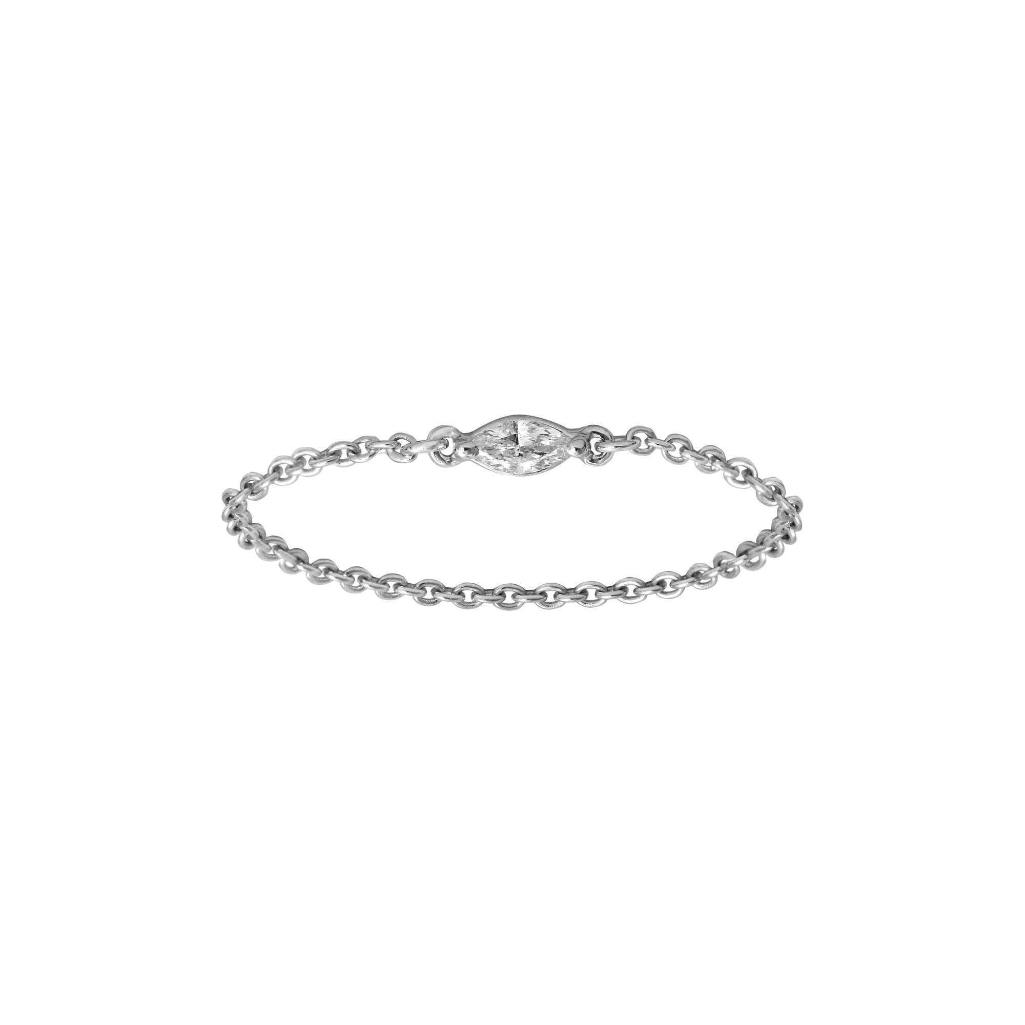 Bague chaînette en or blanc et diamant Marquise est un bijou de joaillerie fine fabriqué en France et porté par des stars et célébrités. C'est un cadeau idéal pour un anniversaire, des fiançailles ou un mariage.