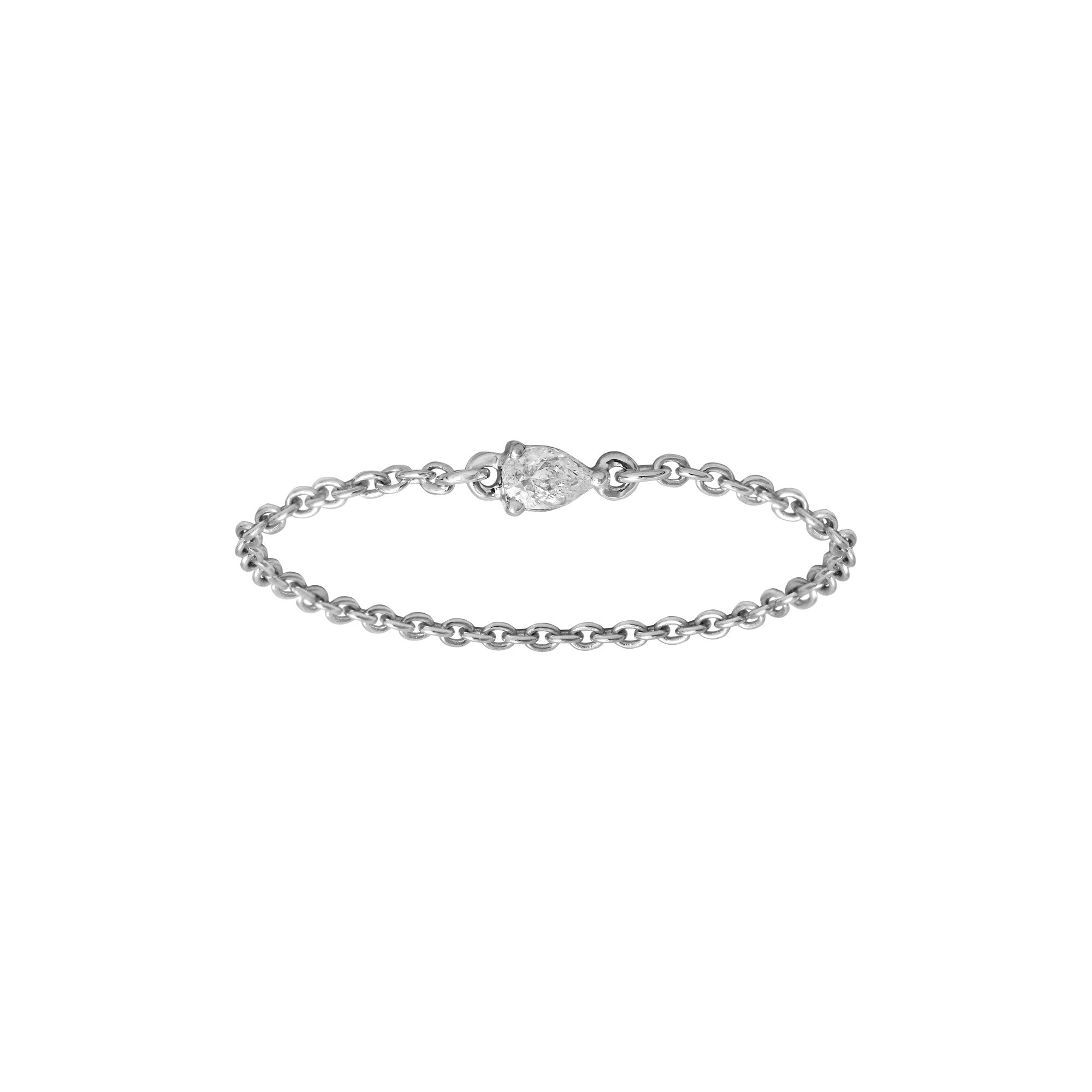 Bague chaînette en or blanc et diamant Poire est un bijou de joaillerie fine fabriqué en France et porté par des stars et célébrités. C'est un cadeau idéal pour un anniversaire, des fiançailles ou un mariage.