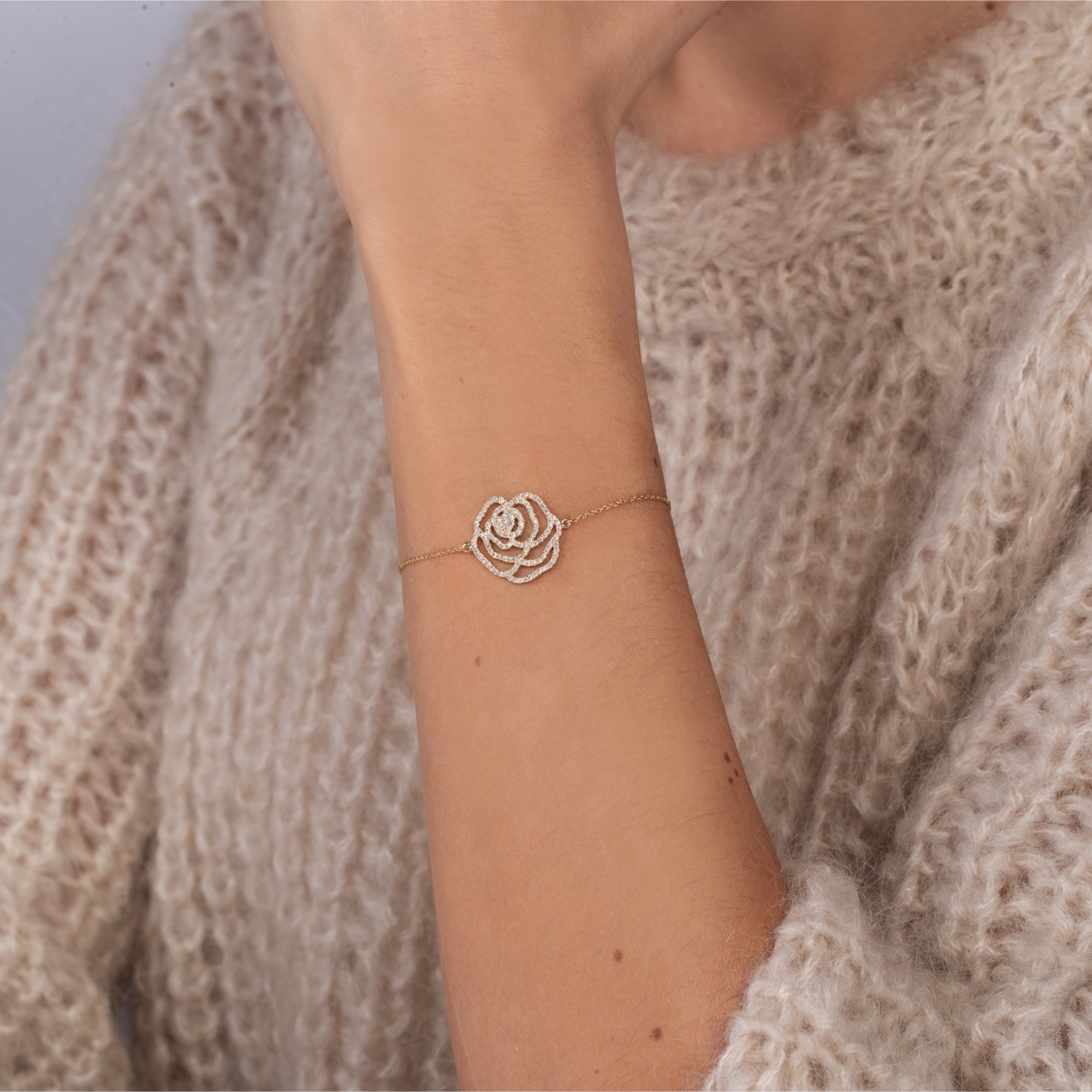 Bracelet d'exception fleur la rose en or jaune et diamants pour femme. Fabriqué en France, ce bijou élégant et raffiné de joaillerie fine est très prisé des célébrités et est un cadeau de Noël, d'anniversaire ou de naissance idéal.