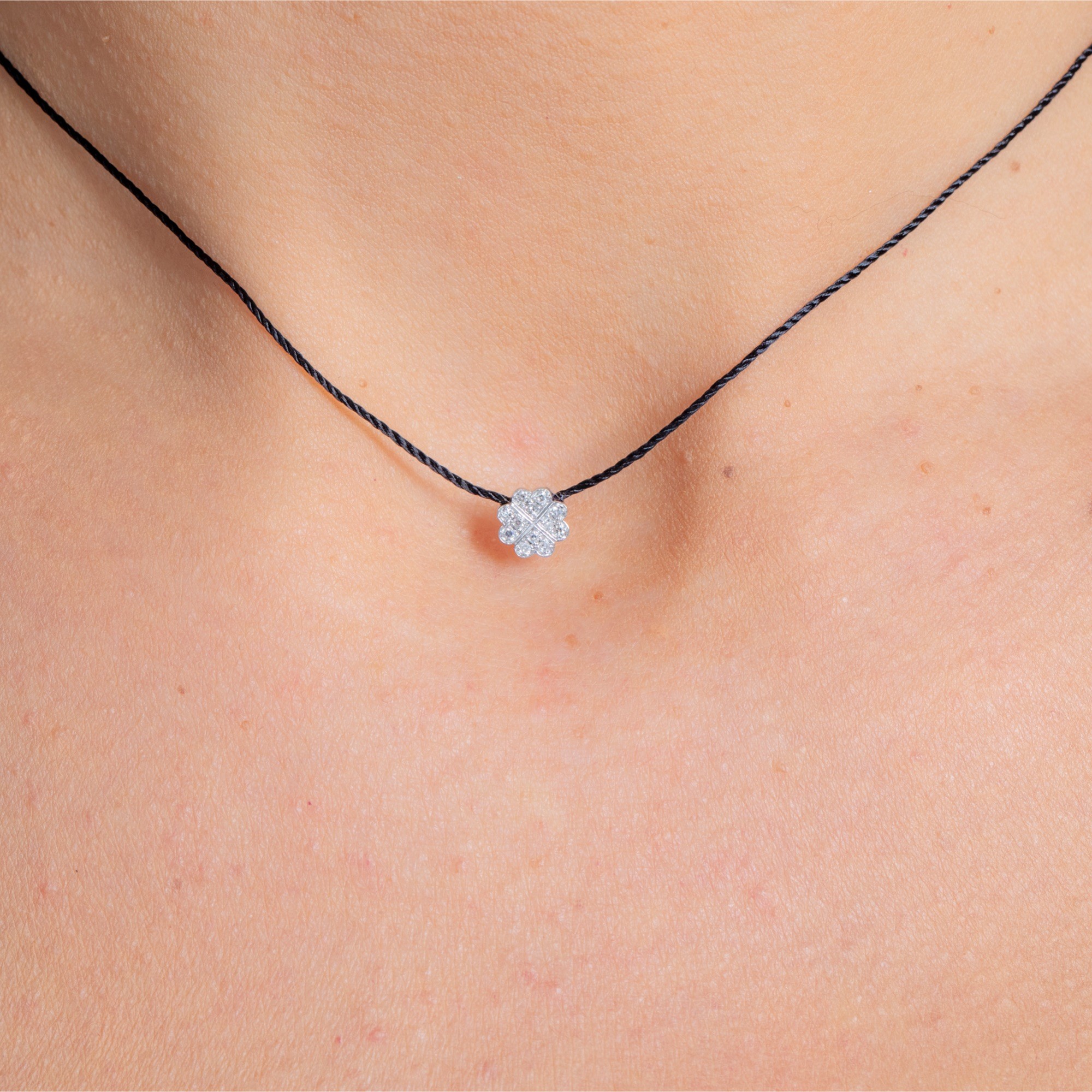 Thread necklace with clover setting paved with diamonds