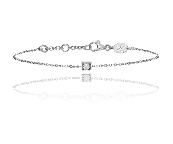 Bracelet diamant rond solitaire monture carré en or blanc abordable et pas cher pour femme. Marque de Joaillerie fine de luxe moderne et tendance. Cadeau de noël, d'anniversaire et de mariage idéal. Fabriqué en France.
