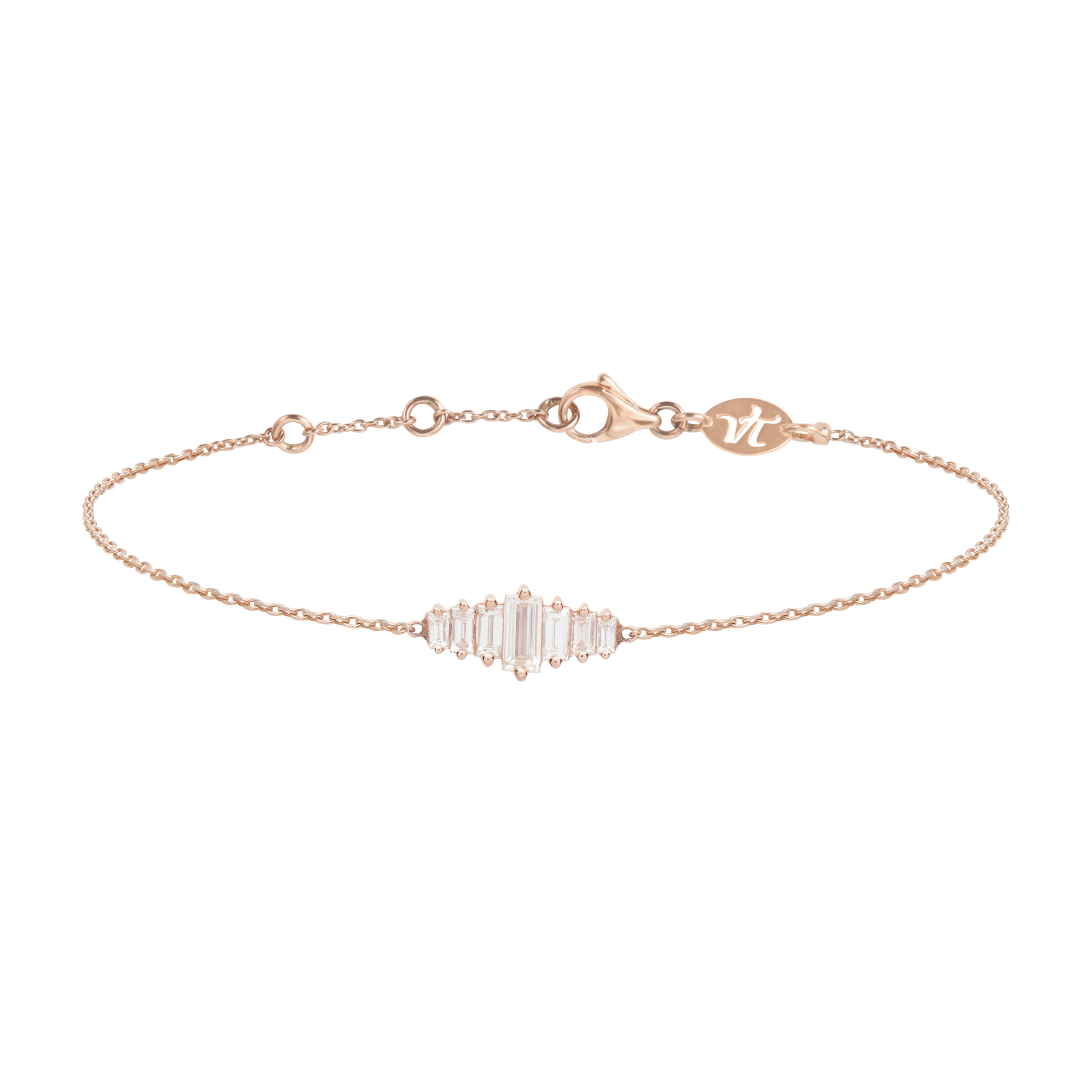 Ce bracelet chic et tendance en or rose et ses diamants baguette prisé par les stars et célébrités. Ce bijou de joaillerie fine made in France est un cadeau idéal pour une femme.