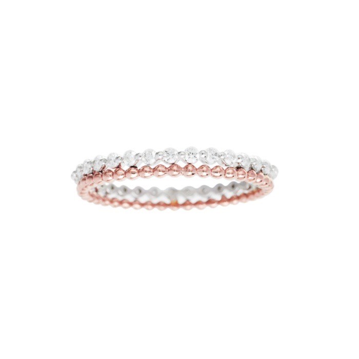 bague en or rose et blanc et diamants à superposer ou à accumuler est prisé par les stars et célébrités. Ce bijou de joaillerie fine fabriqué en France est un cadeau idéal pour l'anniversaire d'une femme.