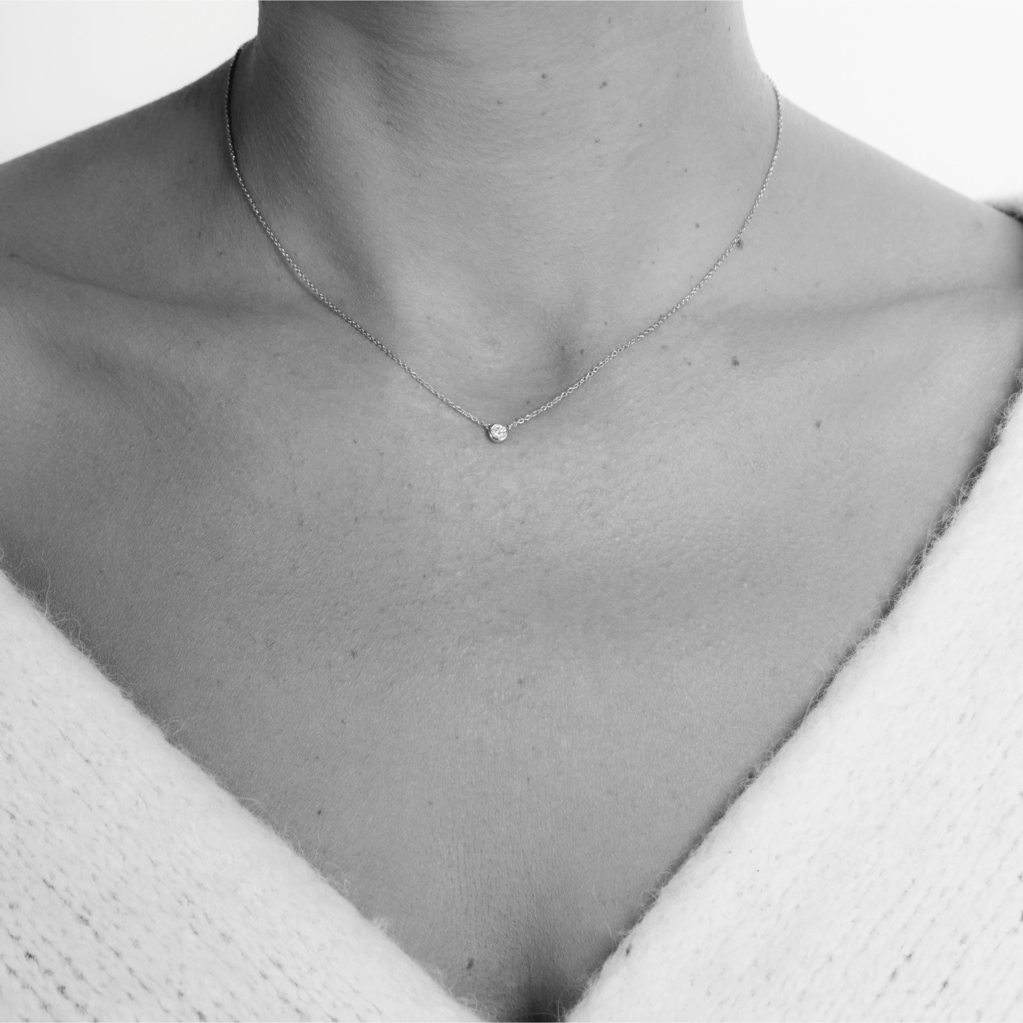 Necklace in white, yellow or pink gold and round