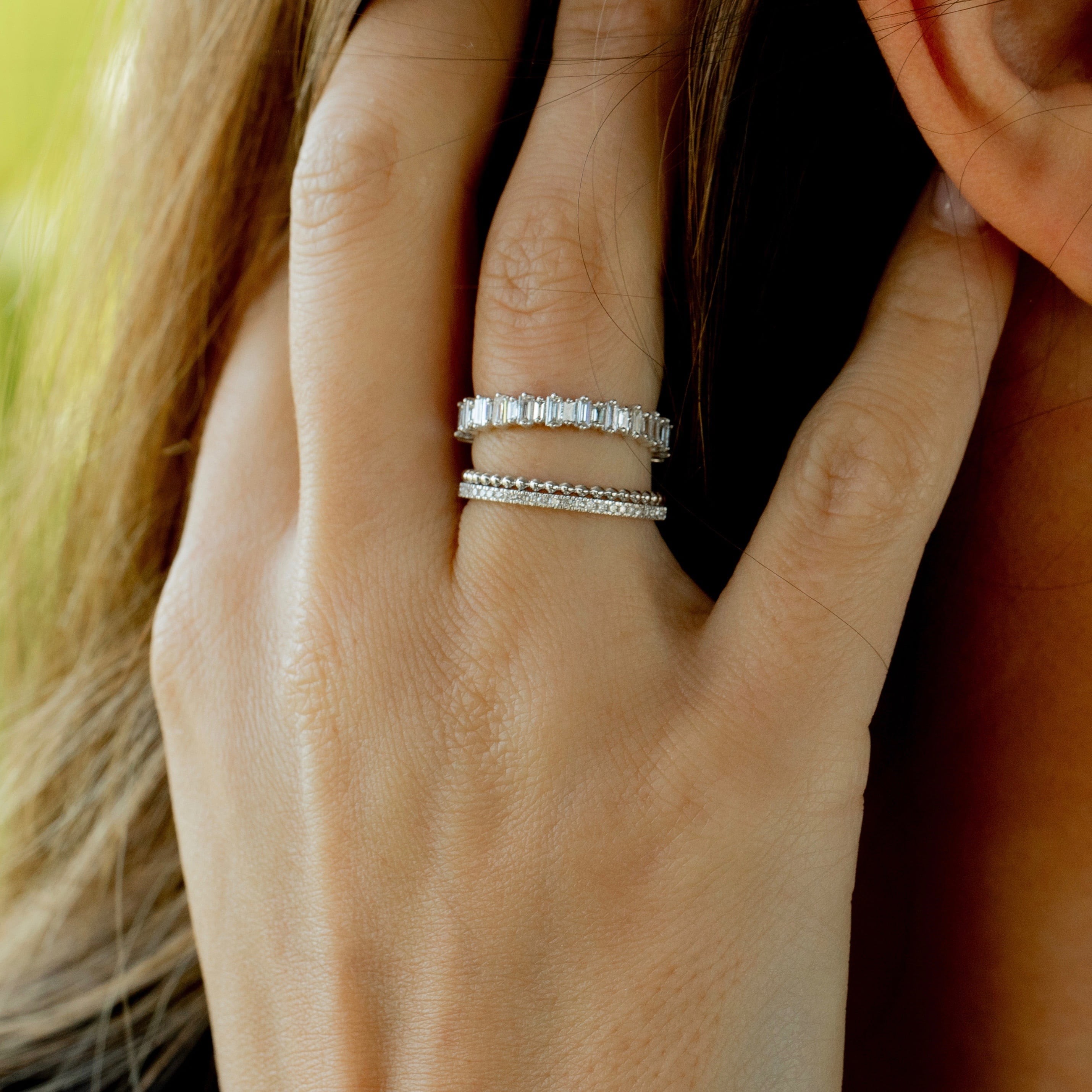 Bague alliance en or blanc perlé et en