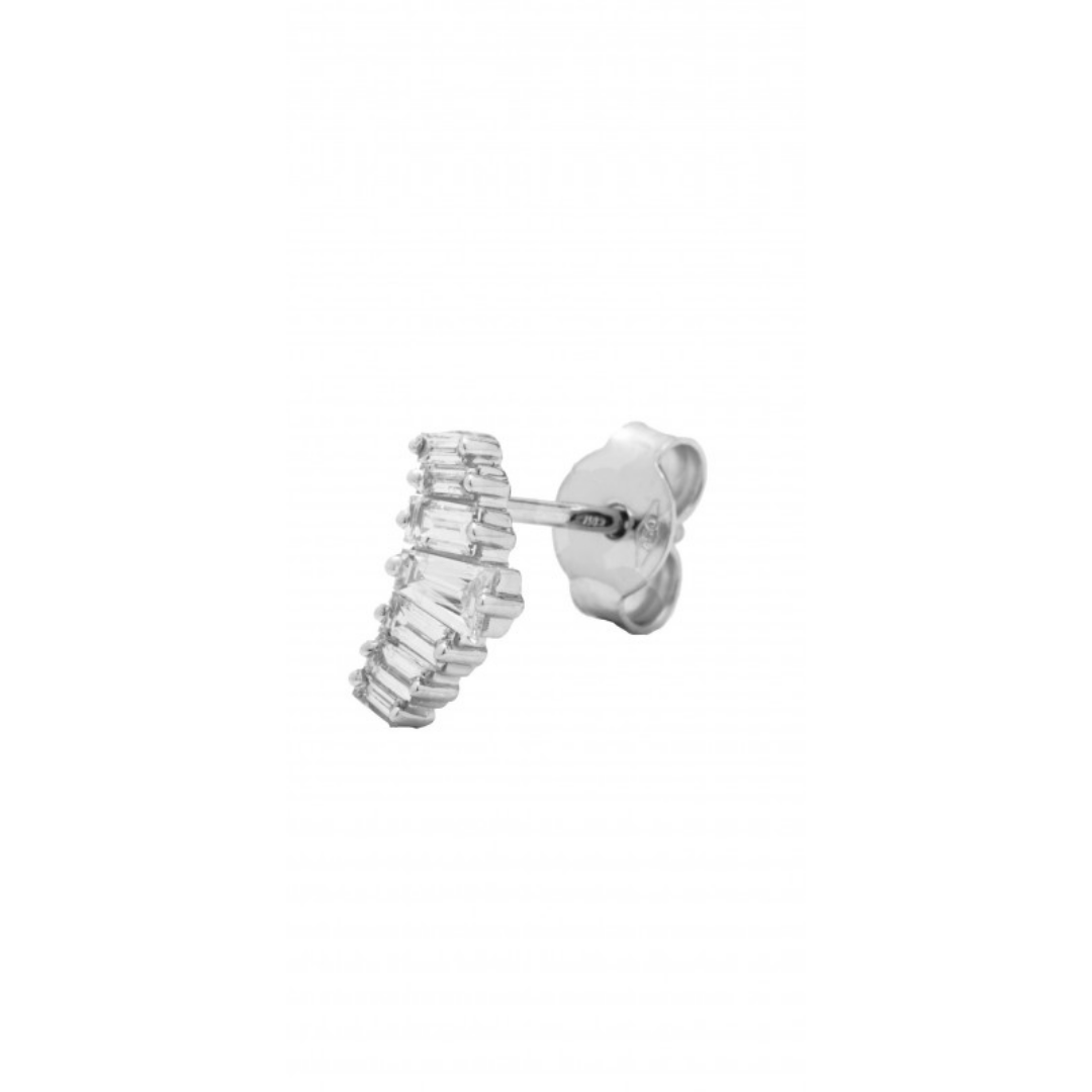 Mono boucle d'oreille puce montante en or blanc et diamants baguette. Bijou fabriqué en France et est un cadeau tendance rock pour femmes.