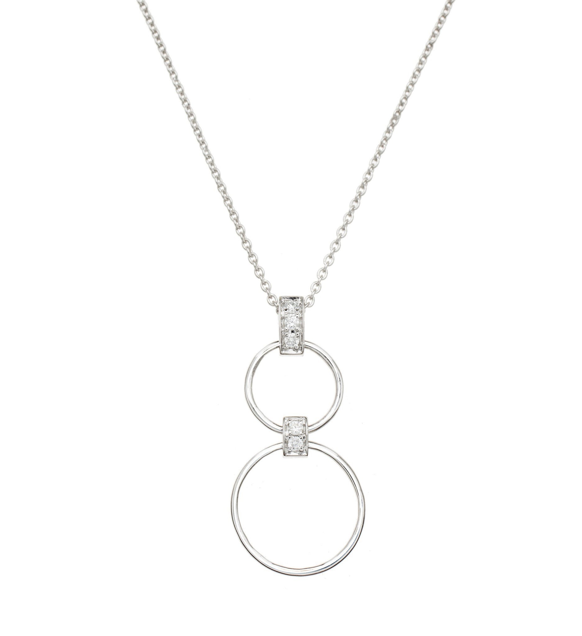 Collier chic et tendance en or blanc et ses diamants avec motif cercle rond prisé par les stars et célébrités. Ce bijou de joaillerie fine made in France est un cadeau idéal pour une femme.