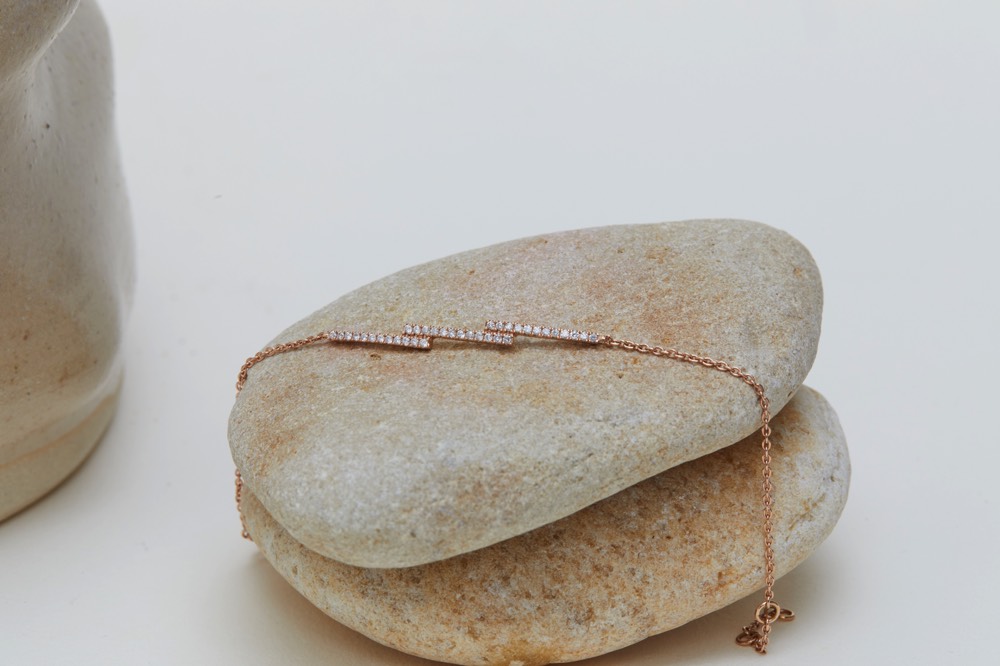 Bracelet pour femme en or et diamant de luxe, élégants et raffinés. Marque de Joaillerie fine de luxe moderne et tendance. Cadeau de noël, d'anniversaire et de mariage idéal