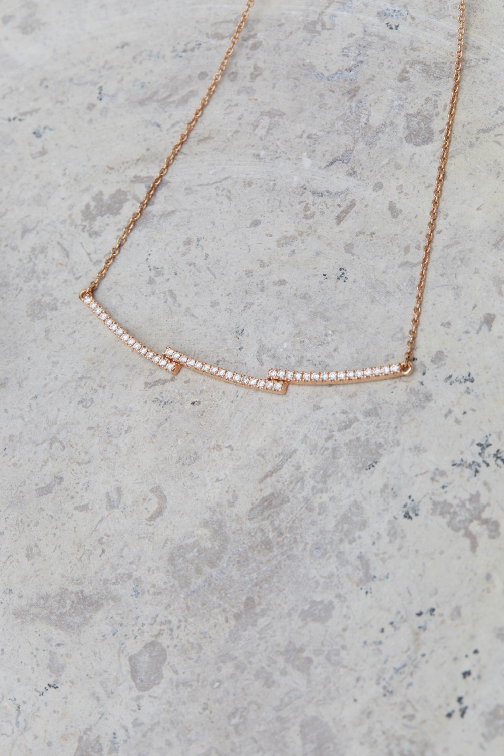 collier pour femme en or et diamant de luxe, élégants et raffinés. Marque de Joaillerie fine de luxe moderne et tendance. Cadeau de noël, d'anniversaire et de mariage idéal