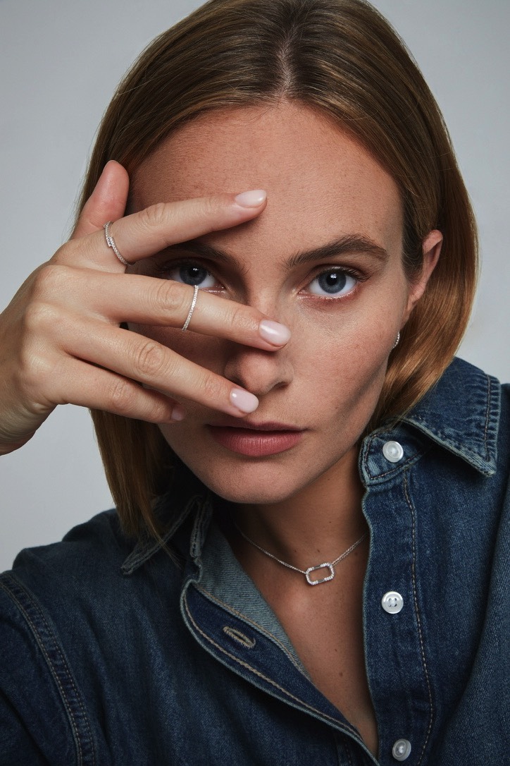 Bijoux pour femme en or et diamant de luxe, bague et bracelets élégants et raffinés. Marque de Joaillerie fine de luxe moderne et tendance. Cadeau de noël, d'anniversaire et de mariage idéal
