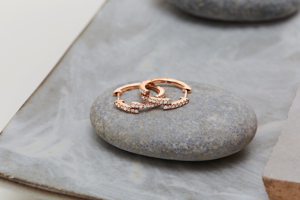 Boucles d'oreilles pour femme en or et diamant de luxe, élégants et raffinés. Marque de Joaillerie fine de luxe moderne et tendance. Cadeau de noël, d'anniversaire et de mariage idéal
