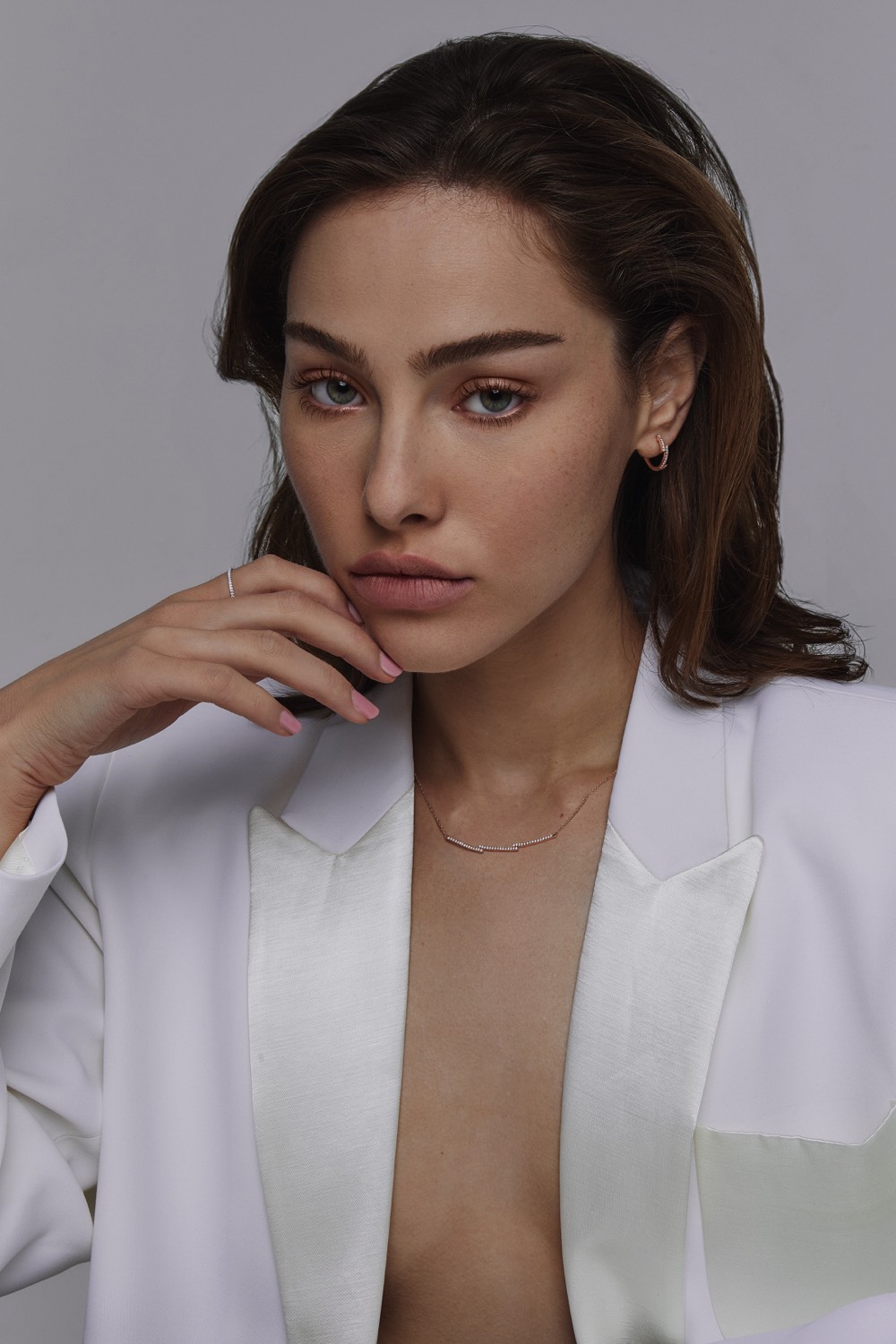 Bijoux pour femme en or et diamant de luxe, bague et bracelets élégants et raffinés. Marque de Joaillerie fine de luxe moderne et tendance. Cadeau de noël, d'anniversaire et de mariage idéal