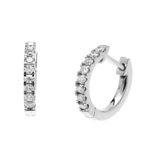 Boucles d'oreilles petites créoles en or blanc et diamants à superposer ou à accumuler. Bijou fabriqué en France et cadeau d'anniversaire, de mariage ou d'amitié idéal.