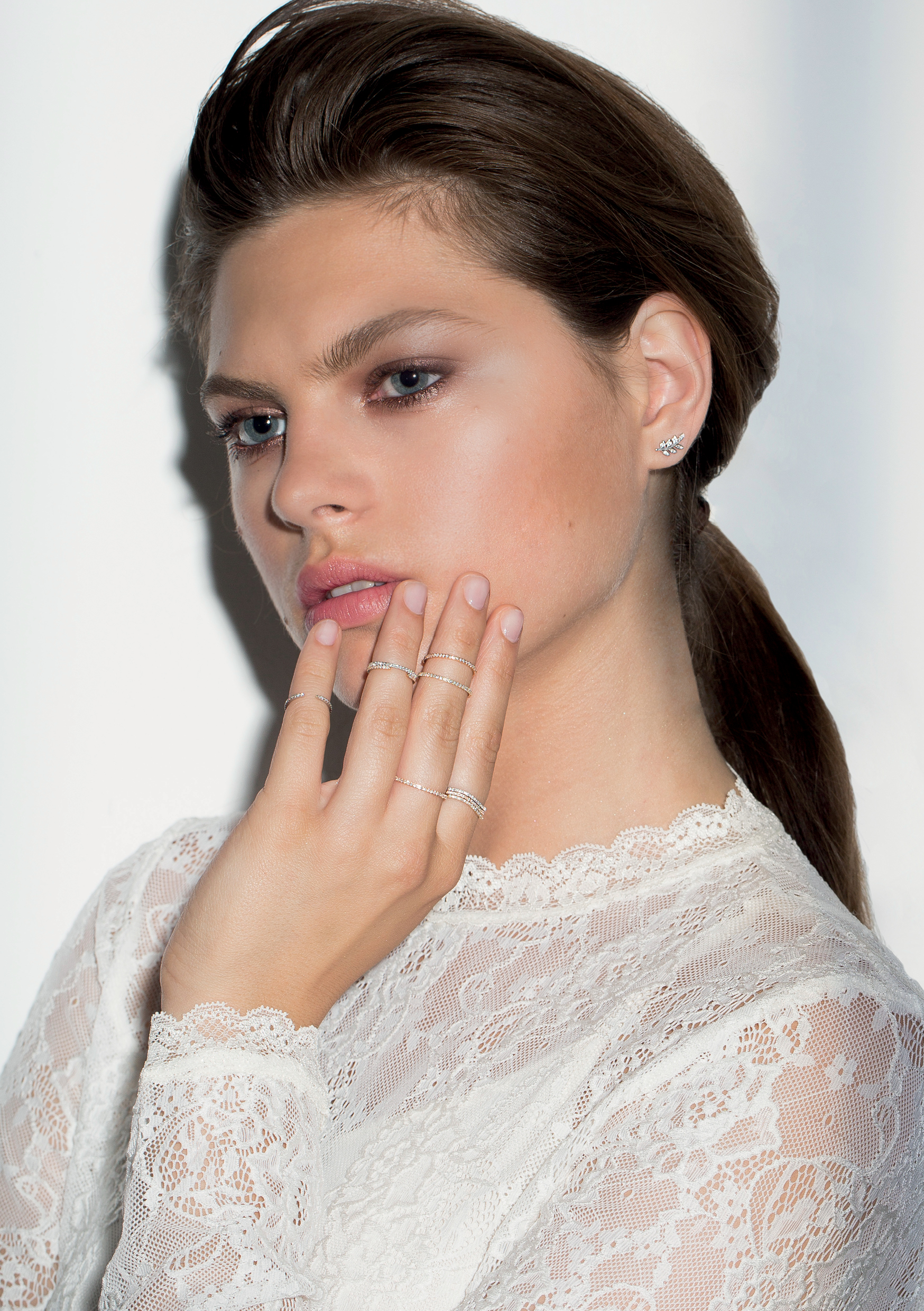 Bijoux chics et tendances en or et diamants fabriqués en France et très prisés par les stars et célébrités. Cette marque de joaillerie fine mode propose des cadeaux de Noël ou d'anniversaire pour femmes.