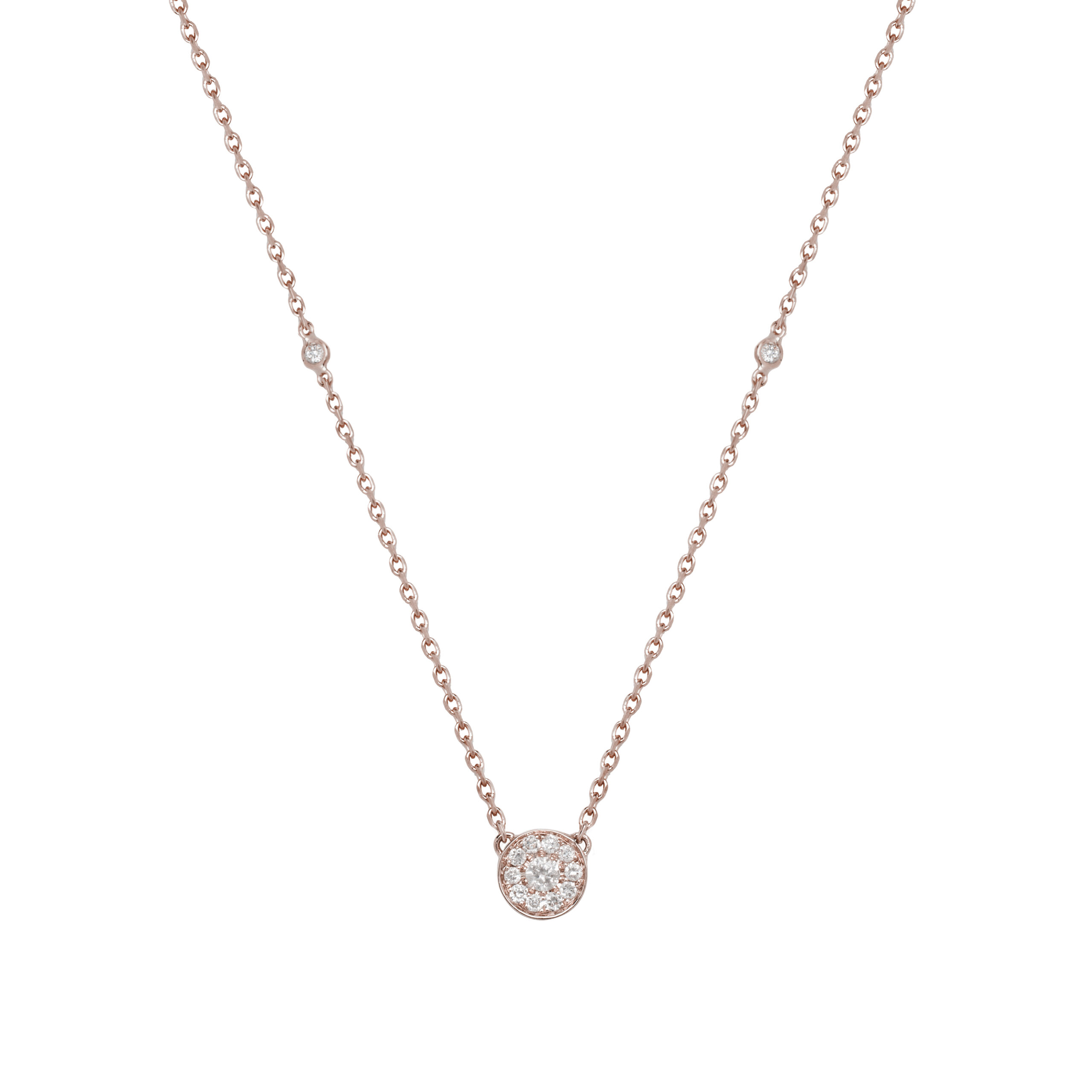 Ce collier chic et tendance en or rose et rond en diamants à superposer ou à accumuler est prisé par les stars et célébrités. Ce bijou de joaillerie fine fabriqué en France est un cadeau idéal pour l'anniversaire d'une femme.