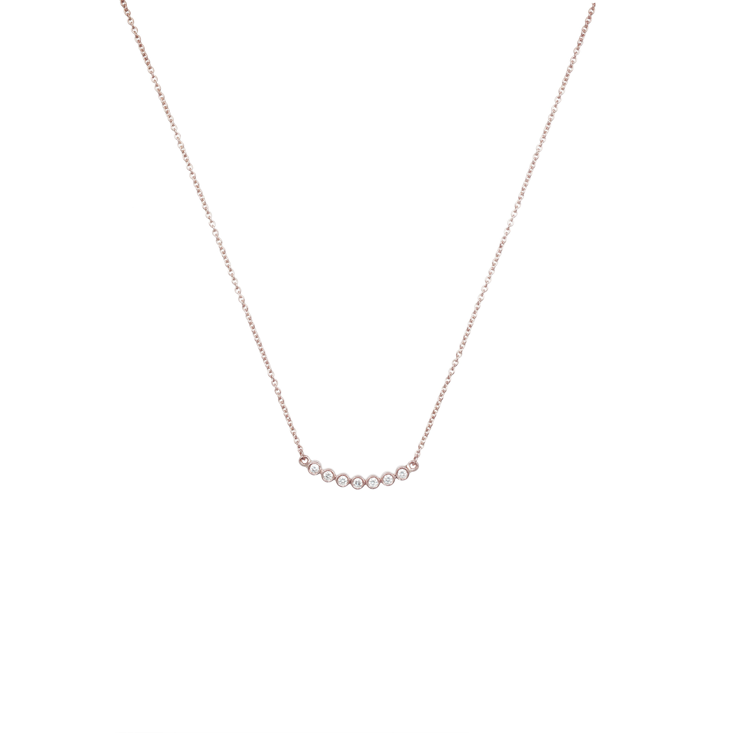 Ce collier chic et tendance en or rose et diamants à superposer ou à accumuler est prisé par les stars et célébrités. Ce bijou de joaillerie fine fabriqué en France est un cadeau idéal pour l'anniversaire d'une femme.