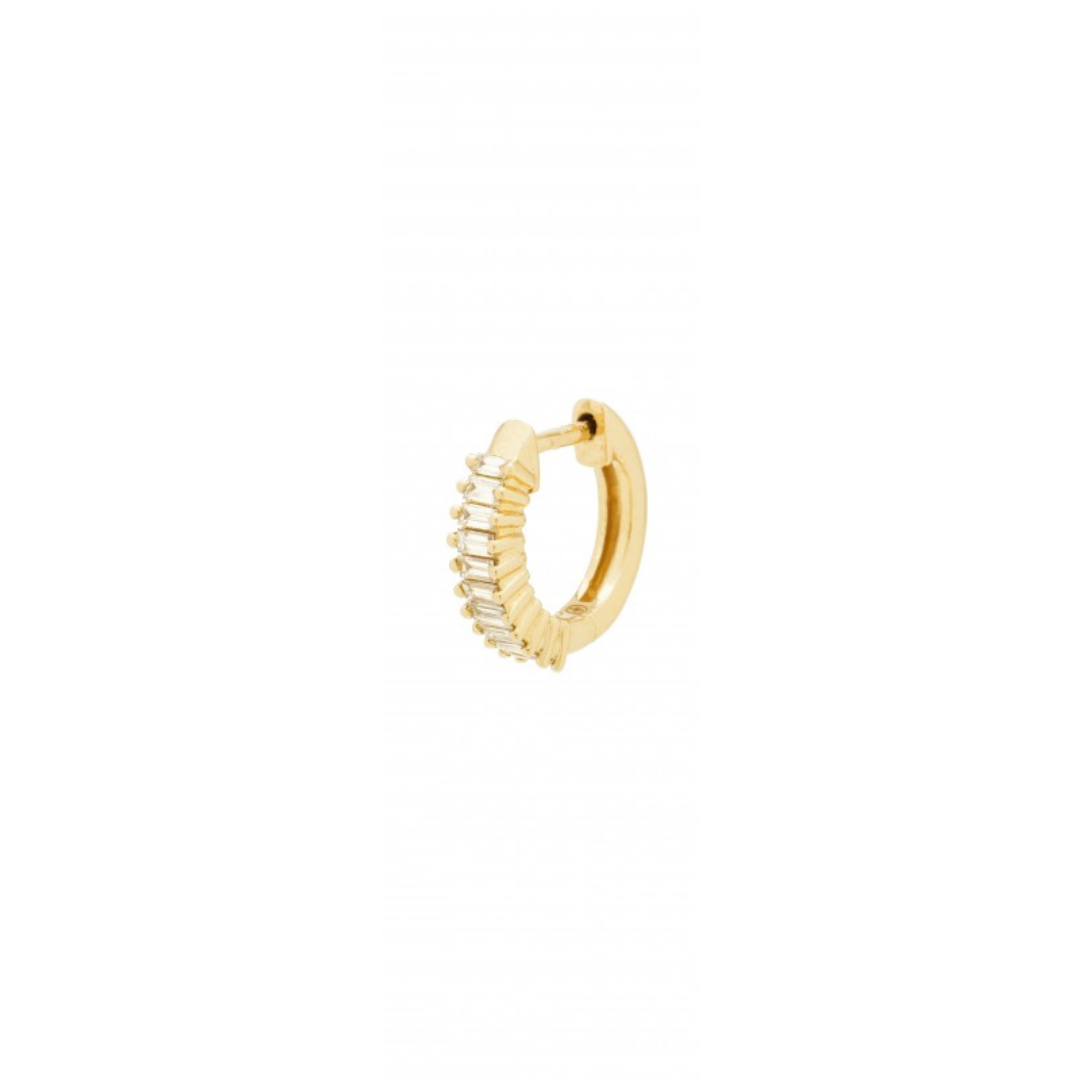 Mono boucle d'oreille créole en or rose et diamants baguettes à superposer ou à accumuler est prisé par les stars et célébrités. Ce bijou de joaillerie fine fabriqué en France est un cadeau idéal pour l'anniversaire d'une femme.