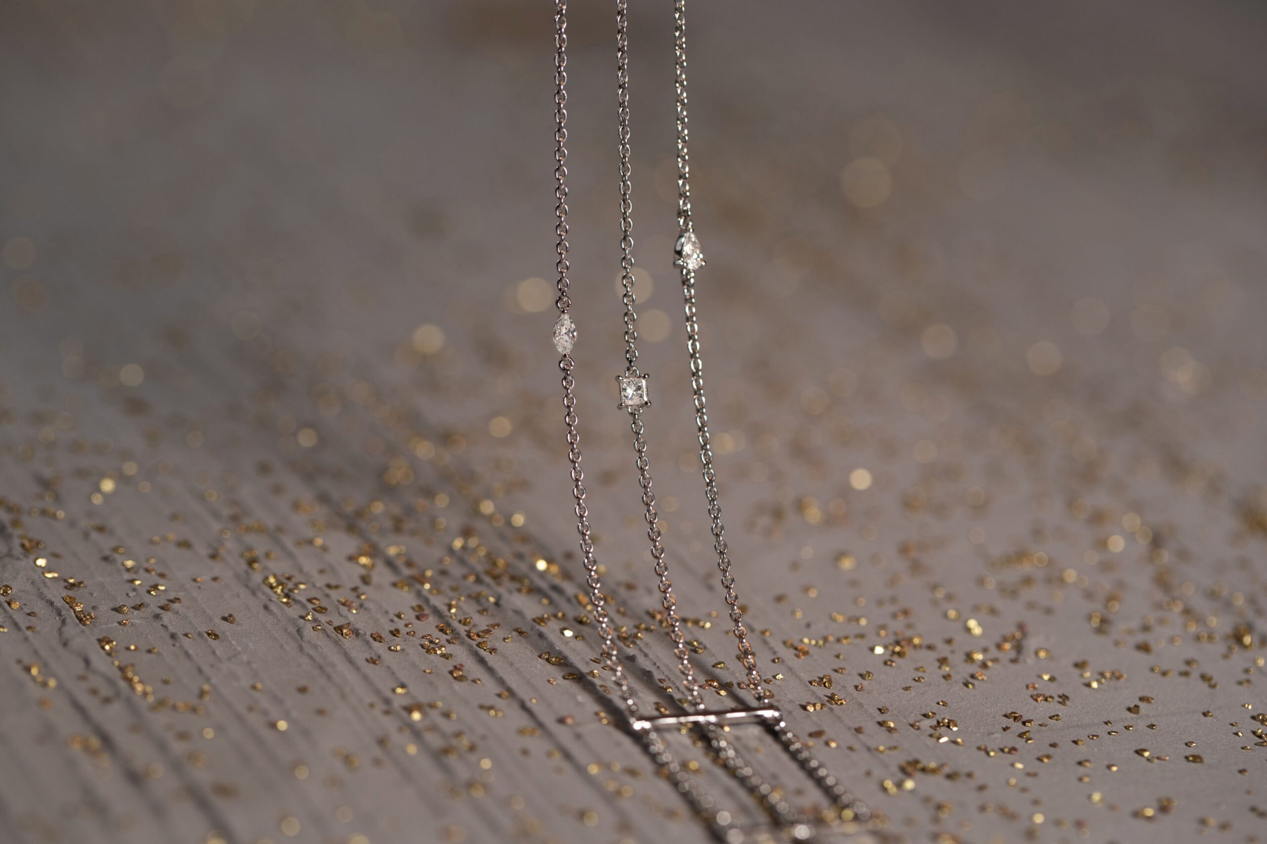 Bracelet multi-chaînettes en or blanc et diamants poire, marquise et ovale est un bijou de joaillerie fine élégant, raffiné, mode et tendance fabriqué en France. Cadeau idéal pour un anniversaire, Noël, des fiançailles ou un mariage.