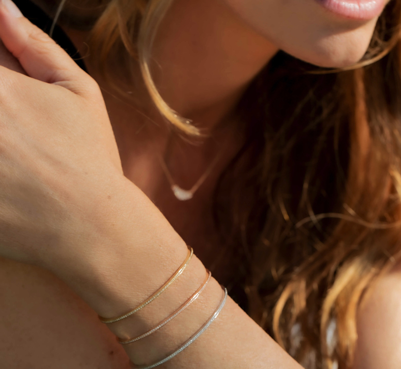 bracelets en or et diamants élégants et raffinés. Marque de Joaillerie fine de luxe mode et tendance. Bijou moderne pour femme. Cadeau de noël, d'anniversaire et de mariage idéal. Fabriqué en France.