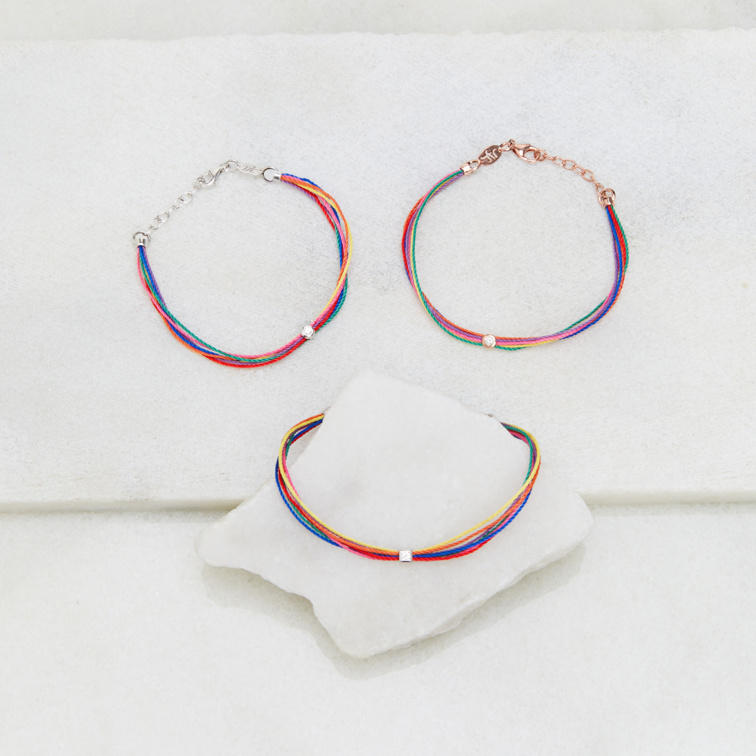 Bracelet fils multicolores et diamant pour homme et femme. bijou LGBTQ+ rainbow tendance et mode en fils de couleurs arc en ciel, symbole de tolérance et de paix très prisé par les stars et les célébrités. Cadeau pas cher et abordable pour Noël et anniversaire. Fabriqué en France.